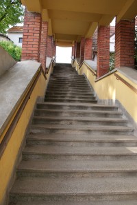 přístupové kryté schodiště