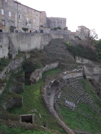 hradby nad antickým divadlem