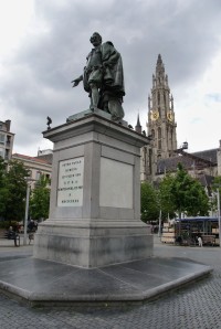 Rubensova socha před katedrálou