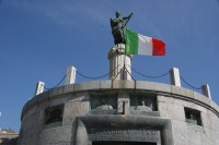 horní část památníku Sacrario militare