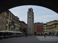 Riva del Garda - Náměstí 3. listopadu s kamennou věží Torre Apponale