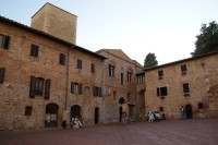 San Gimignano – náměstí Pecori a farní palác  (Piazza Pecori e Palazzo della Propositura)
