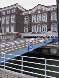 Rotterdam – přístavní brána Poortgebouw a zvedací most Binnenhavenbrug