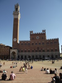 pohled z náměstí Piazza del Campo