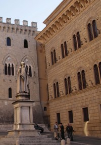 vpravo Palazzo Spannocchi