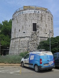 Kulatá věž s barem