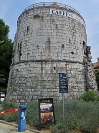 Poreč – středověké hradby, bašty a věže  (Srednjovjekovni bedemi i porečke kule)