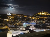 noční pohled na město s hradem