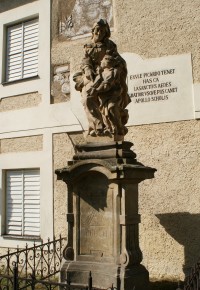 socha sv. Anny před školou