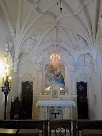interiér kaple