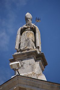 vrcholová socha patrona kostela