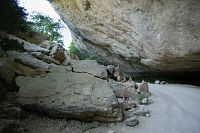 cesta k pevnosti Buoux vede pod skalami