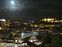 noční Lisabon s hradem sv. Jiří