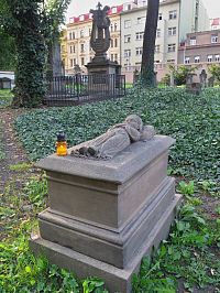 Maxův náhrobek, v pozadí náhrobek J.V. Tomáška