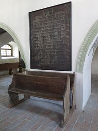 dřevěná deska s textem v hebrejštině