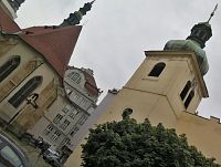 kostel se samostatně stojící zvonicí