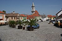 Radniční náměstí, v pozadí farní kostel
