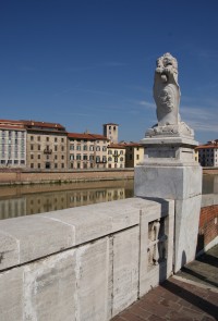 věž Cantone z nábřeží řeky Arno