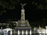 Dijon – fontána a památník Sadi Carnota na náměstí Republiky  (Place de la République)