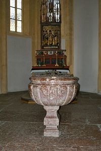 křtitelnice a boční oltář