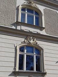 detail výzdoby oken