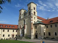 klášterní nádvoří s průčelím kostela