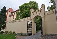 vstup do hradu Kámen,