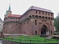Krakov – městské hradby a barbakan  (Kraków - mury obronne i barbakan)