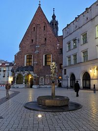 náměstí s kašnou a kostelem sv. Barbory