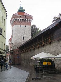 pohled na bránu a hradby z ulice Pijarska