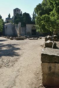sarkofágové pohřebiště Alyscamps