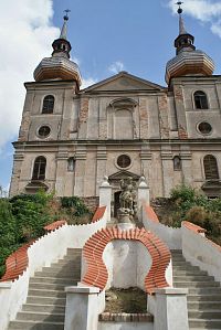 Zbyslav - schodiště před kostelem Nejsvětější Trojice