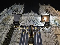 noční průčelí katedrály v Yorku