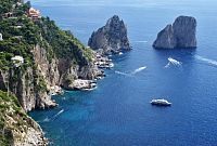 Ostrov Capri – skály Tři Majáky  (Faraglioni di Capri)