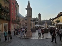 náměstí Piazza Erbe, v pozadí Palazzo Maffei