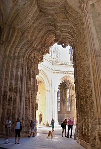 slavný manuelinský portál Nedokončených kaplí