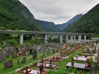 hřbitovní areál s autostrádou