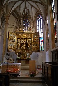 mariánský oltář v kněžišti