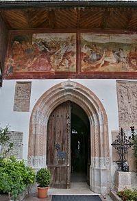 jižní portál s freskami Dunajské čkoly