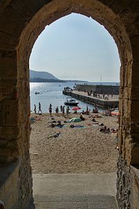 průhled na pláž bránou Porta Pescara