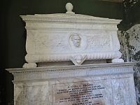 sarkofág politika Enrico Pirajna