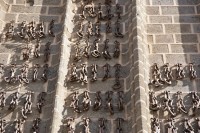 lodní řetězy na zdi chrámu