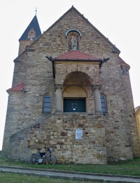 neogotické průřelí kostela v Zaječí