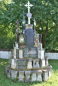 Slavkov - hřbitovní pomník zavražděným německým obyvatelům