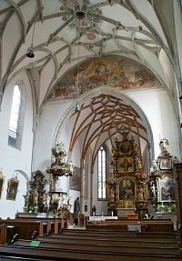 interiér kostela sv. Máří Magdalény ve Chvalšinách s krásnou síťovou klenbou