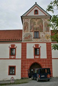 budova vrátnice (pův. snad dům opata) s freskou ze 16. stol.
