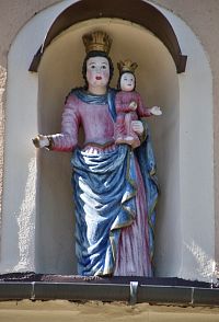 Madona v nice průčelí kaple Panny Marie Bolestné