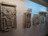 kamenné artefakty ve vstupní části muzea
