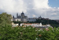 pohled z parku na Královský palác a katedrálu