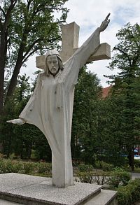 socha Krista před katedrálou